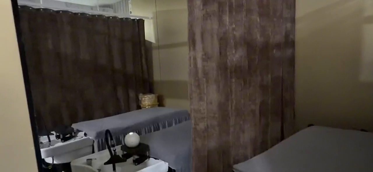 Private head spa room with a hair-wash bed