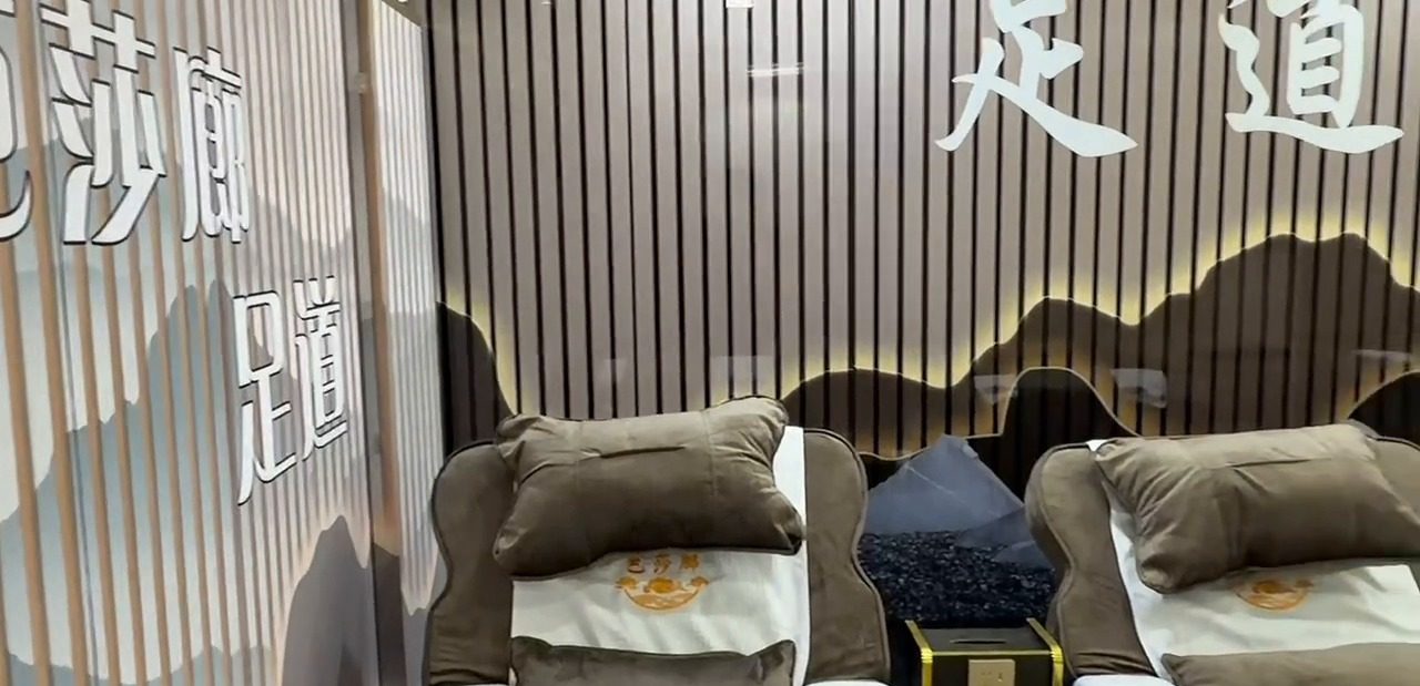 Foot reflexology chairs at Bazaar 芭莎廊足道, 520 Geylang Road
